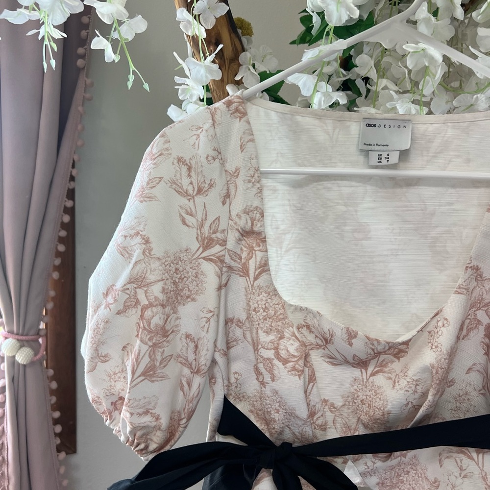 ASOS Design Cream Floral Blouse Crop Top with Black Bow 🎀 🖤 - Picture 6 of 10